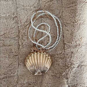 New! Chic Gold Shell Purse with gold chain and pearl removable straps/chains.